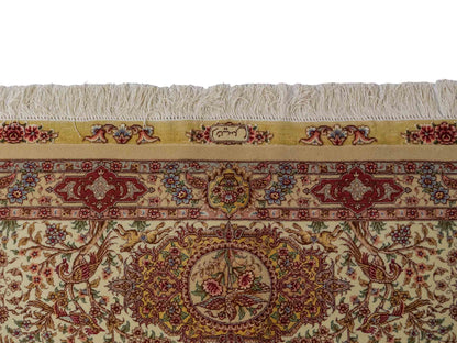 Sehr feiner, handgeknüpfter Khademi Orientteppich mit Täbriz Design aus Wolle mit Seide, creme, grün. 367x275 cm. Verkauf durch Jupiter Intl.