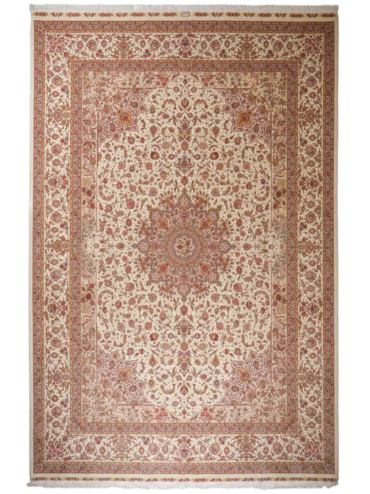 Sehr feiner, handgeknüpfter Khademi Orientteppich mit Täbriz Design aus Wolle mit Seide, beige und creme. 372x258 cm. Vertrieb durch Jupiter Intl.