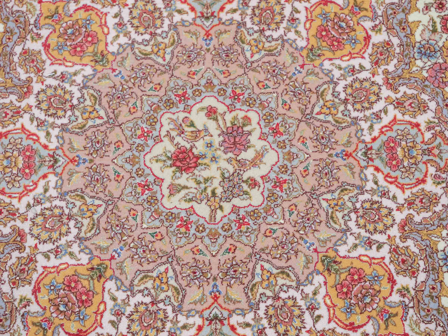 Sehr feiner, handgeknüpfter Khademi Orientteppich mit Täbriz Design aus Wolle mit Seide, beige und creme. 372x258 cm. Vertrieb durch Jupiter Intl.