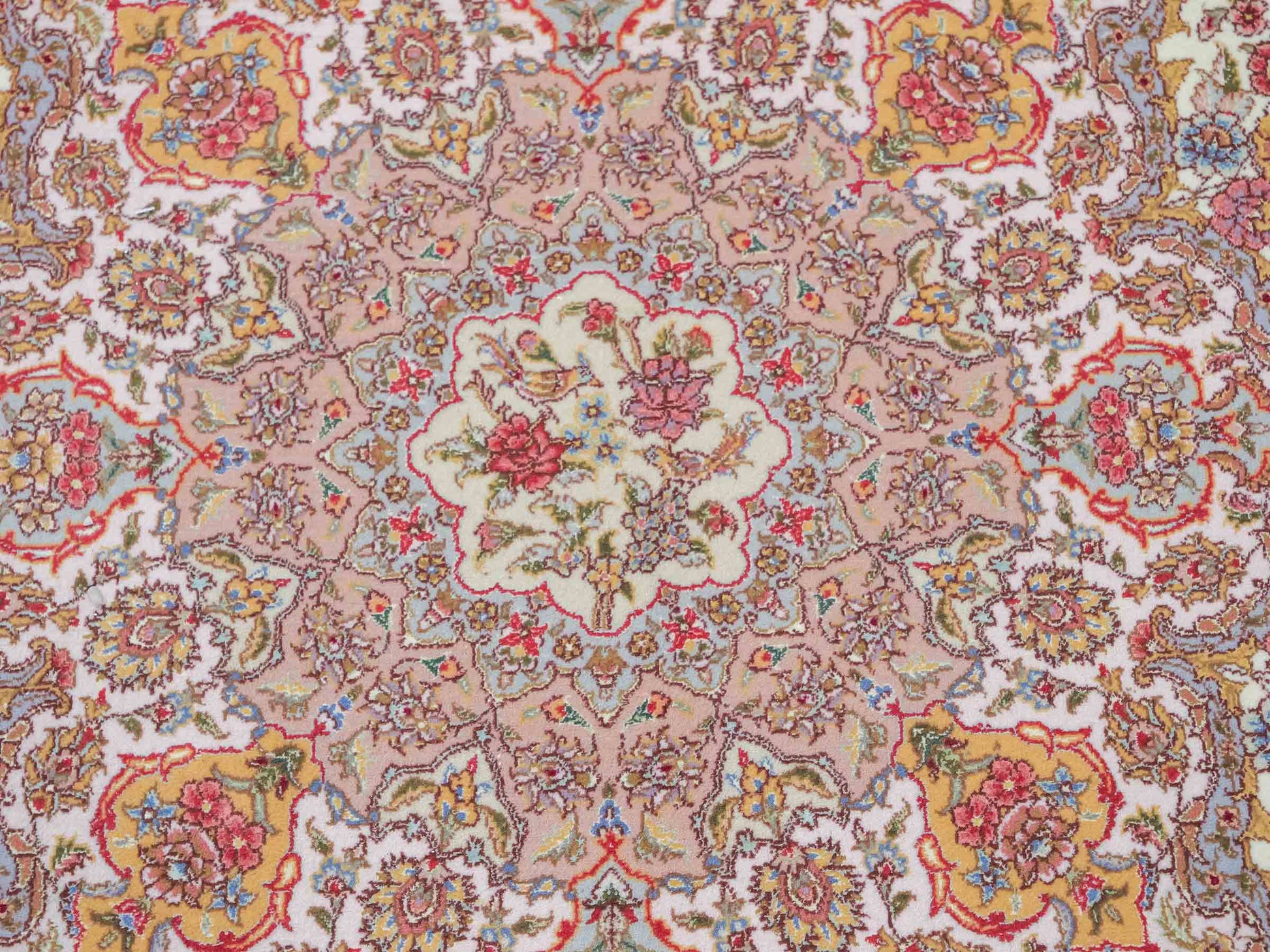 Sehr feiner, handgeknüpfter Khademi Orientteppich mit Täbriz Design aus Wolle mit Seide, beige und creme. 372x258 cm. Vertrieb durch Jupiter Intl.