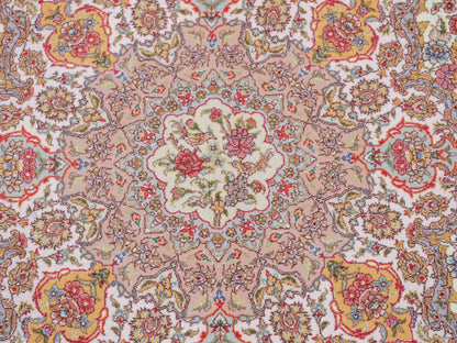 Sehr feiner, handgeknüpfter Khademi Orientteppich mit Täbriz Design aus Wolle mit Seide, beige und creme. 372x258 cm. Vertrieb durch Jupiter Intl.