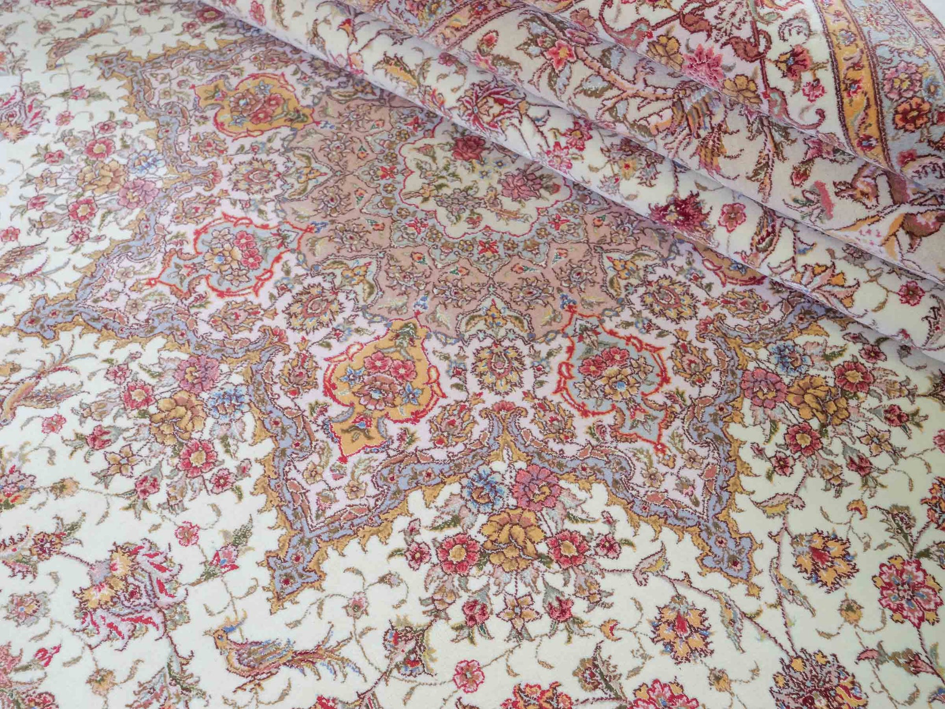 Sehr feiner, handgeknüpfter Khademi Orientteppich mit Täbriz Design aus Wolle mit Seide, beige und creme. 372x258 cm. Vertrieb durch Jupiter Intl.
