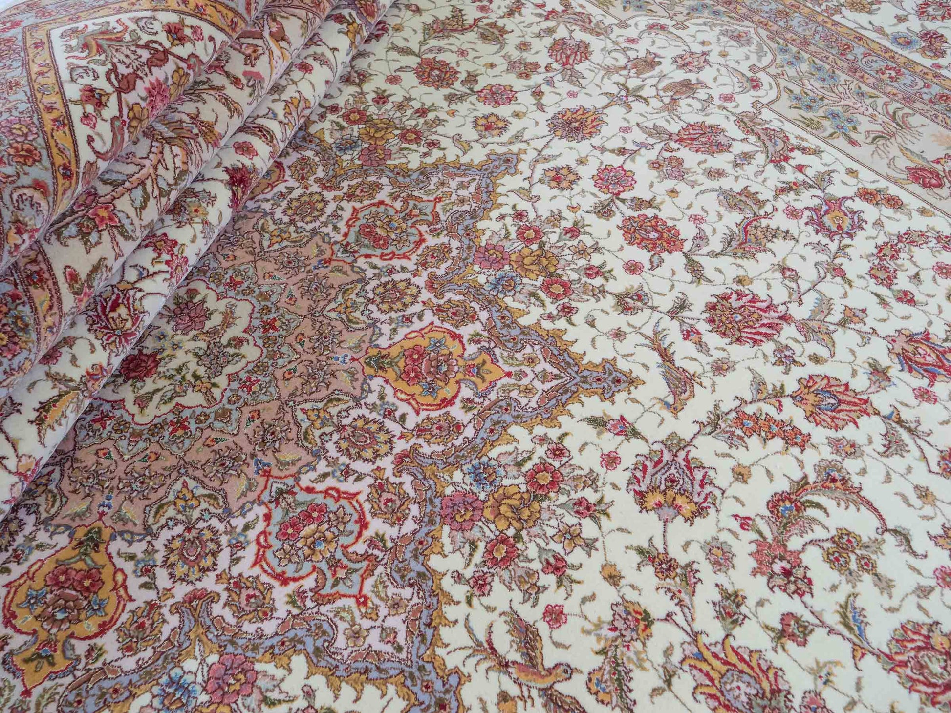 Sehr feiner, handgeknüpfter Khademi Orientteppich mit Täbriz Design aus Wolle mit Seide, beige und creme. 372x258 cm. Vertrieb durch Jupiter Intl.