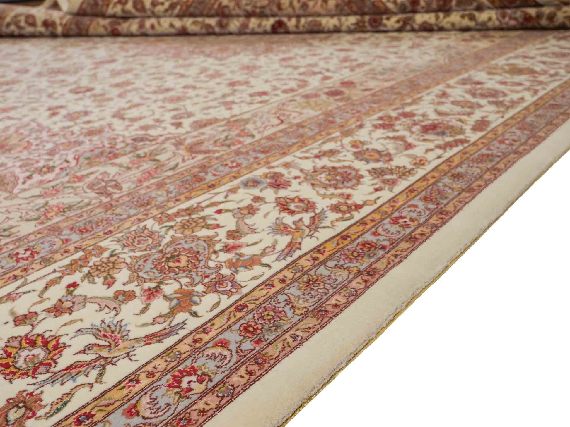 Sehr feiner, handgeknüpfter Khademi Orientteppich mit Täbriz Design aus Wolle mit Seide, beige und creme. 372x258 cm. Vertrieb durch Jupiter Intl.
