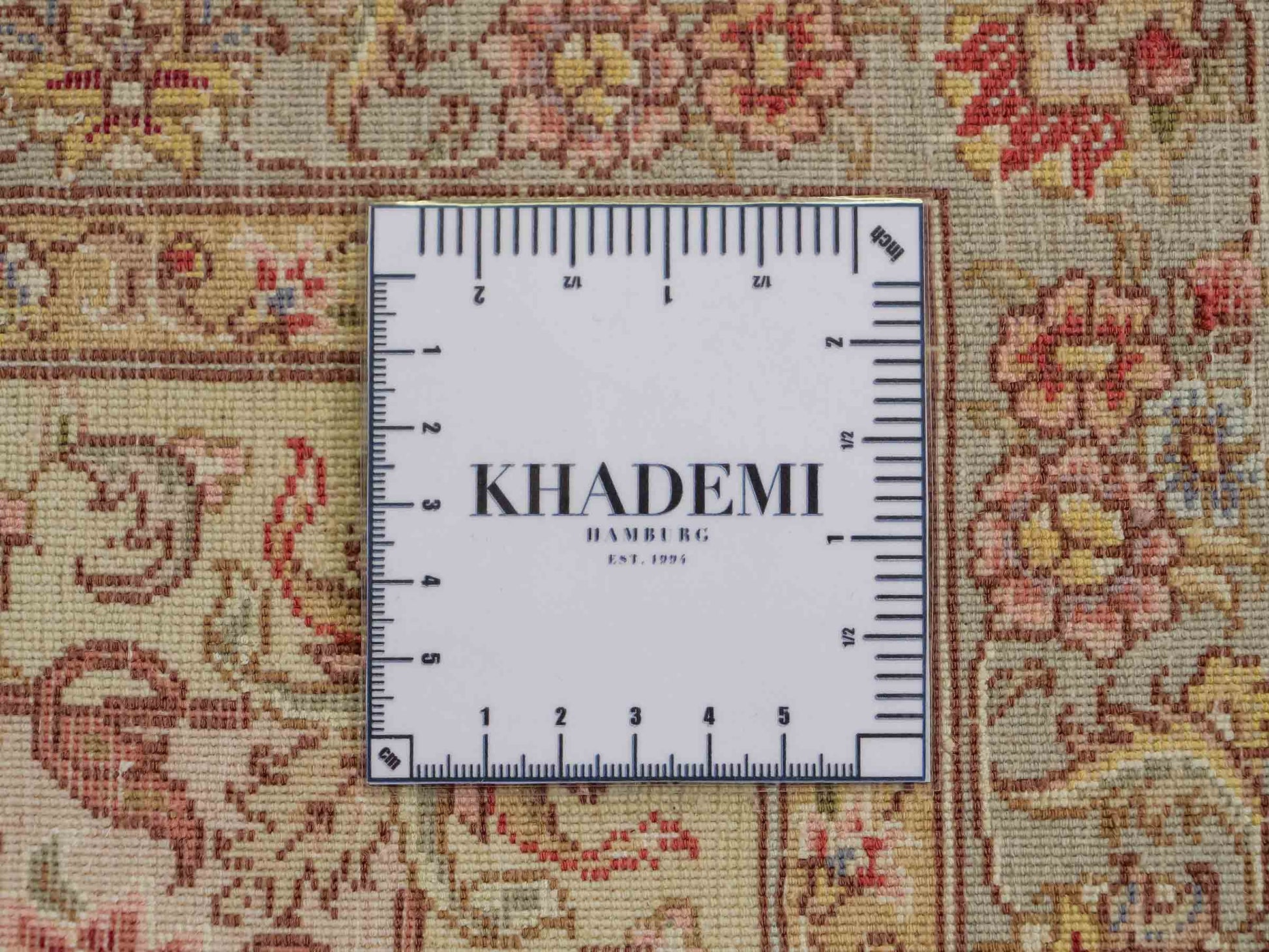 Sehr feiner, handgeknüpfter Khademi Orientteppich mit Täbriz Design aus Wolle mit Seide, beige und creme. 372x258 cm. Vertrieb durch Jupiter Intl.