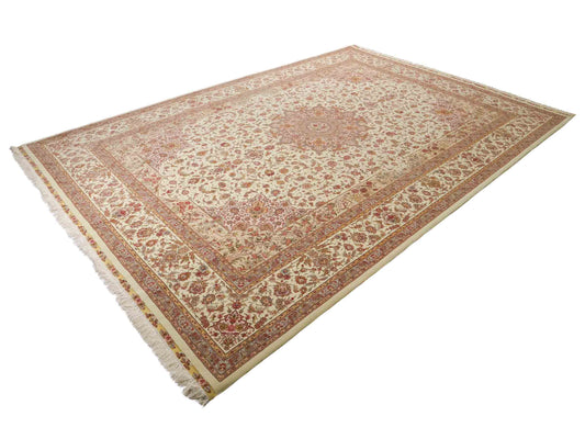 Sehr feiner, handgeknüpfter Khademi Orientteppich mit Täbriz Design aus Wolle mit Seide, beige und creme. 372x258 cm. Vertrieb durch Jupiter Intl.