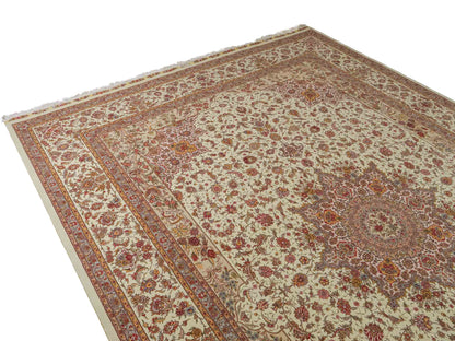 Sehr feiner, handgeknüpfter Khademi Orientteppich mit Täbriz Design aus Wolle mit Seide, beige und creme. 372x258 cm. Vertrieb durch Jupiter Intl.