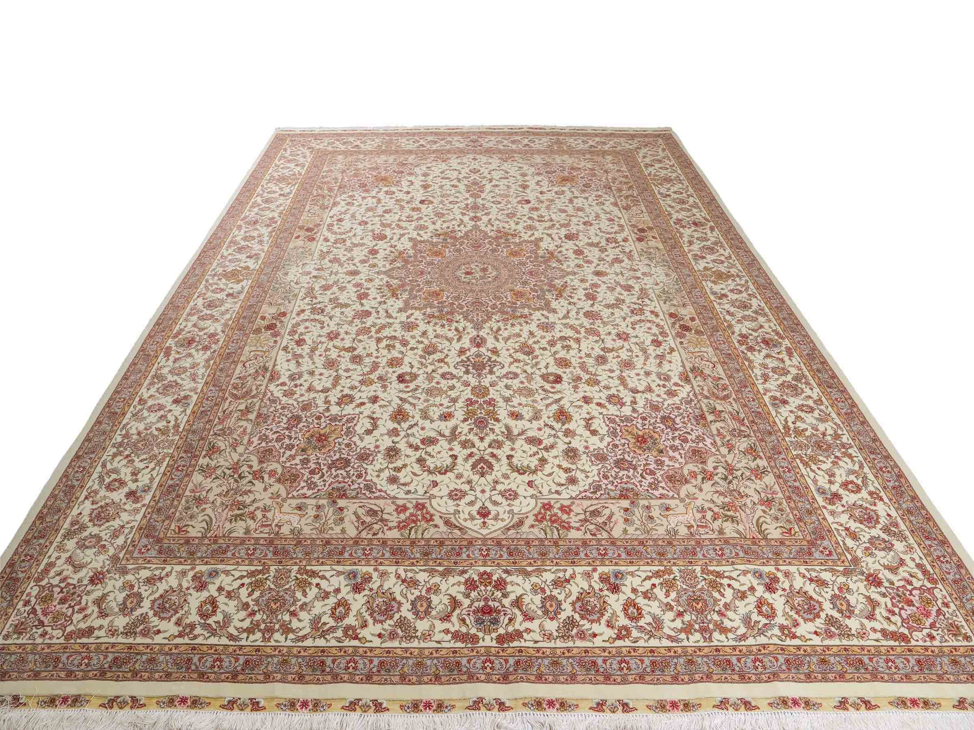 Sehr feiner, handgeknüpfter Khademi Orientteppich mit Täbriz Design aus Wolle mit Seide, beige und creme. 372x258 cm. Vertrieb durch Jupiter Intl.