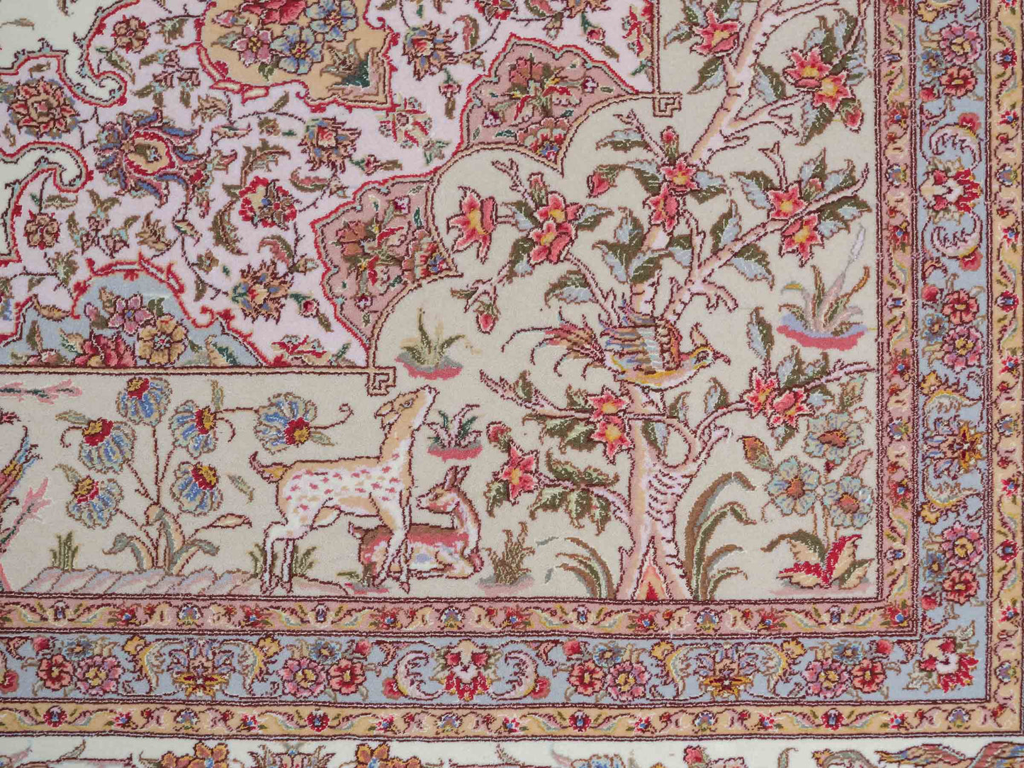 Sehr feiner, handgeknüpfter Khademi Orientteppich mit Täbriz Design aus Wolle mit Seide, beige und creme. 372x258 cm. Vertrieb durch Jupiter Intl.