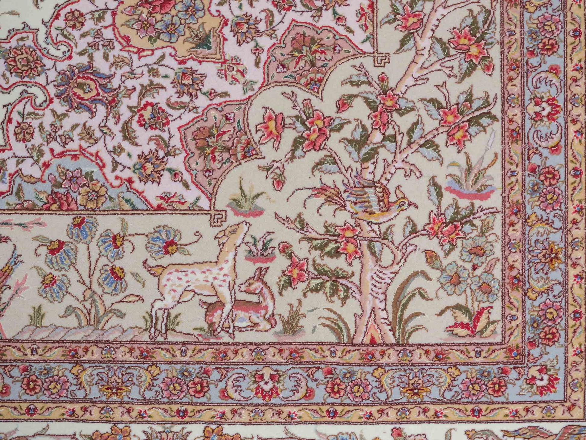 Sehr feiner, handgeknüpfter Khademi Orientteppich mit Täbriz Design aus Wolle mit Seide, beige und creme. 372x258 cm. Vertrieb durch Jupiter Intl.
