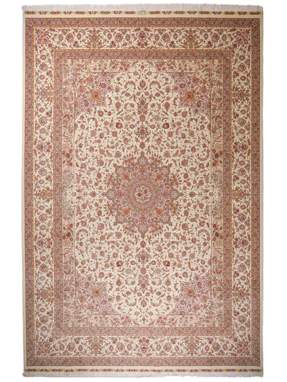 Sehr feiner, handgeknüpfter Khademi Orientteppich mit Täbriz Design bestehend aus Wolle und Seide, beige und creme. 374x258 cm. Vertrieb durch Jupiter Intl.