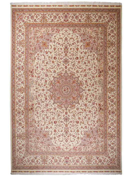 Sehr feiner, handgeknüpfter Khademi Orientteppich mit Täbriz Design bestehend aus Wolle und Seide, beige und creme. 374x258 cm. Vertrieb durch Jupiter Intl.