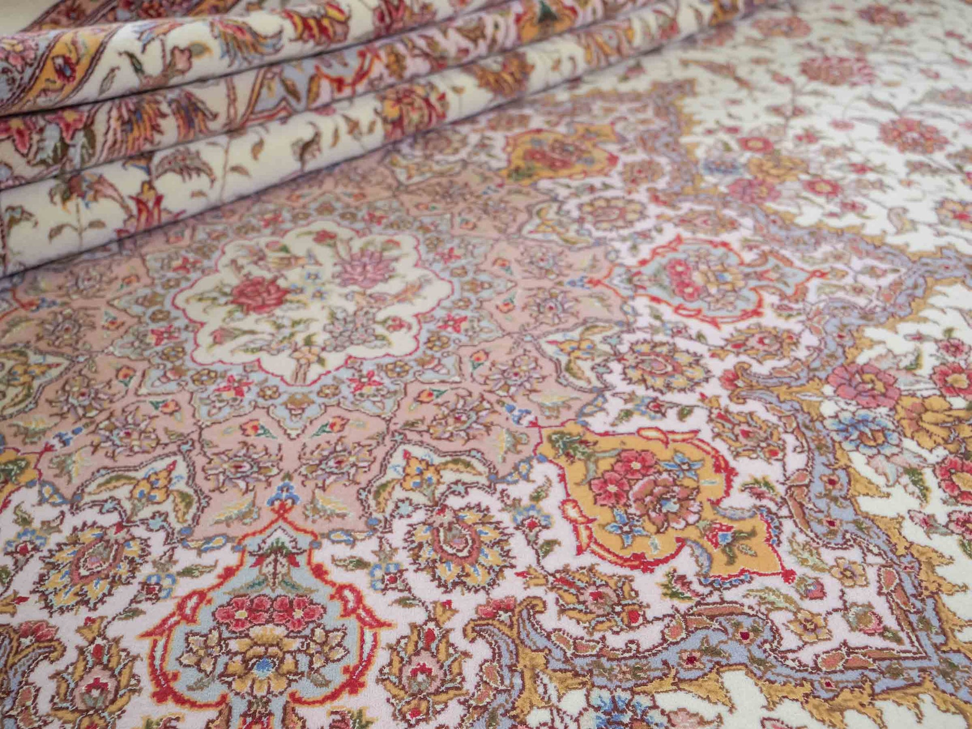 Sehr feiner, handgeknüpfter Khademi Orientteppich mit Täbriz Design bestehend aus Wolle und Seide, beige und creme. 374x258 cm. Vertrieb durch Jupiter Intl.