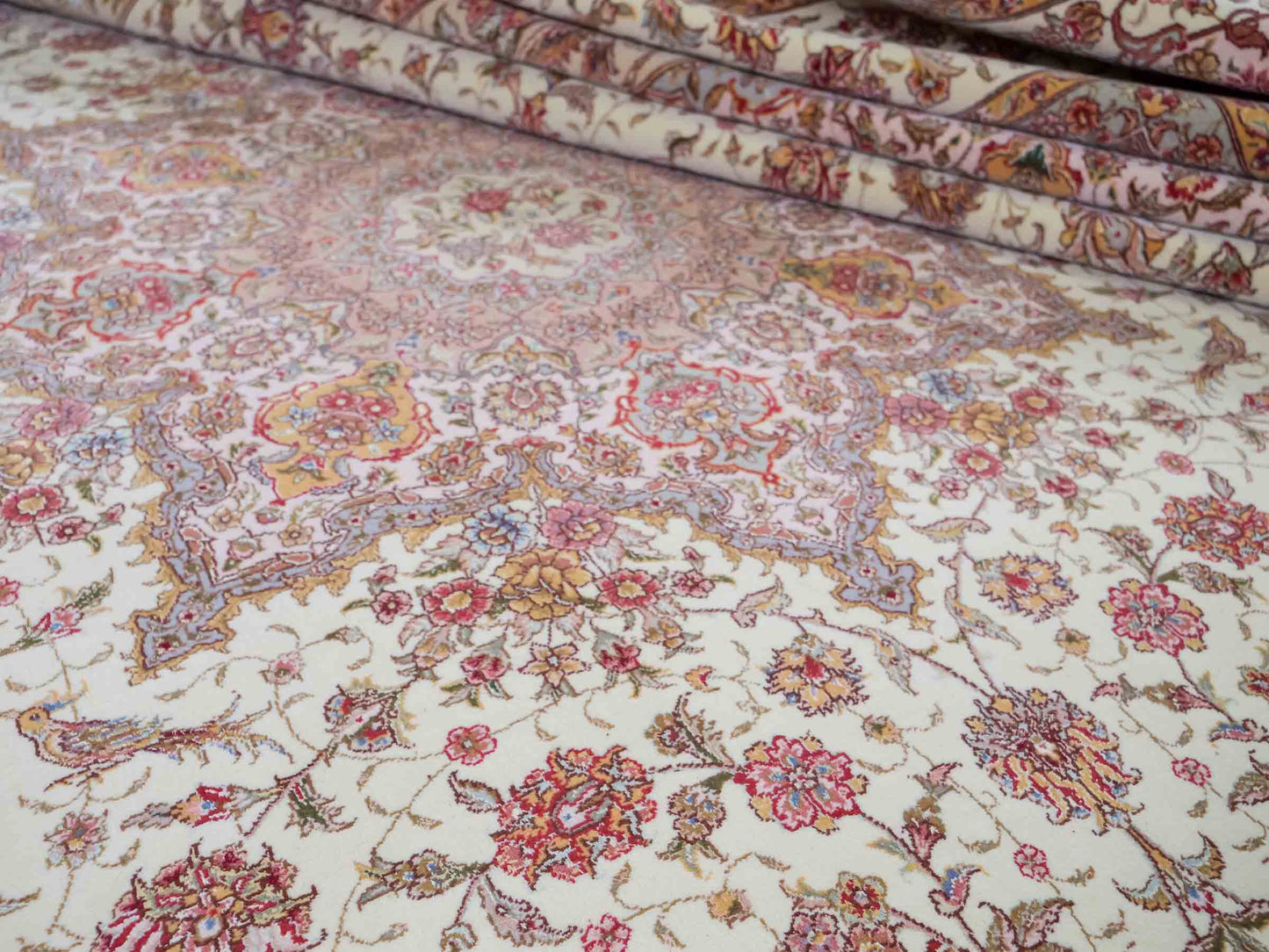 Sehr feiner, handgeknüpfter Khademi Orientteppich mit Täbriz Design bestehend aus Wolle und Seide, beige und creme. 374x258 cm. Vertrieb durch Jupiter Intl.