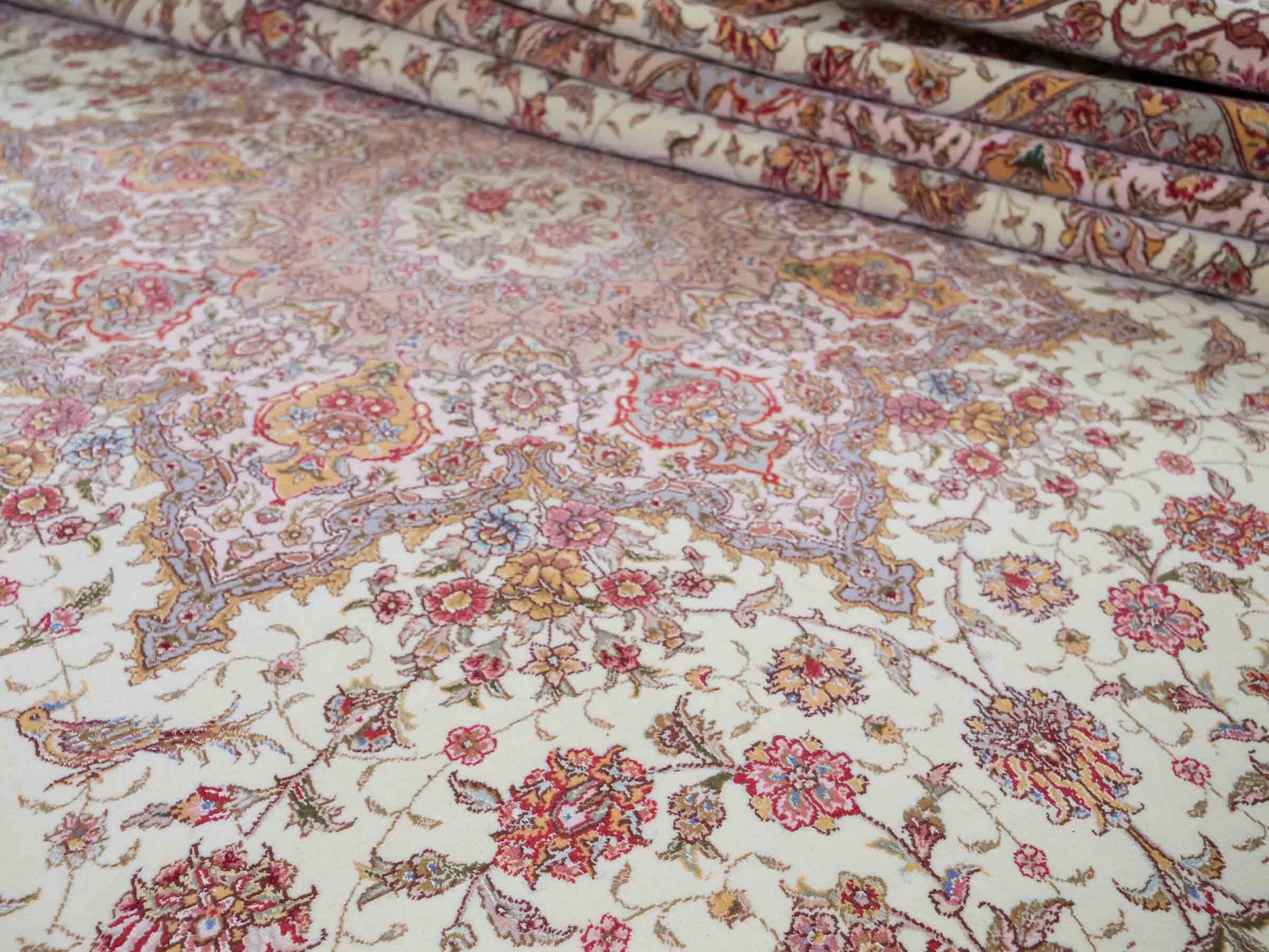 Sehr feiner, handgeknüpfter Khademi Orientteppich mit Täbriz Design bestehend aus Wolle und Seide, beige und creme. 374x258 cm. Vertrieb durch Jupiter Intl.