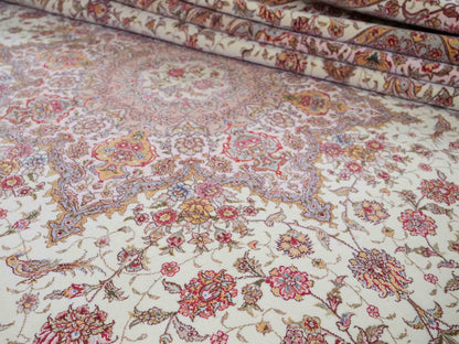Sehr feiner, handgeknüpfter Khademi Orientteppich mit Täbriz Design bestehend aus Wolle und Seide, beige und creme. 374x258 cm. Vertrieb durch Jupiter Intl.