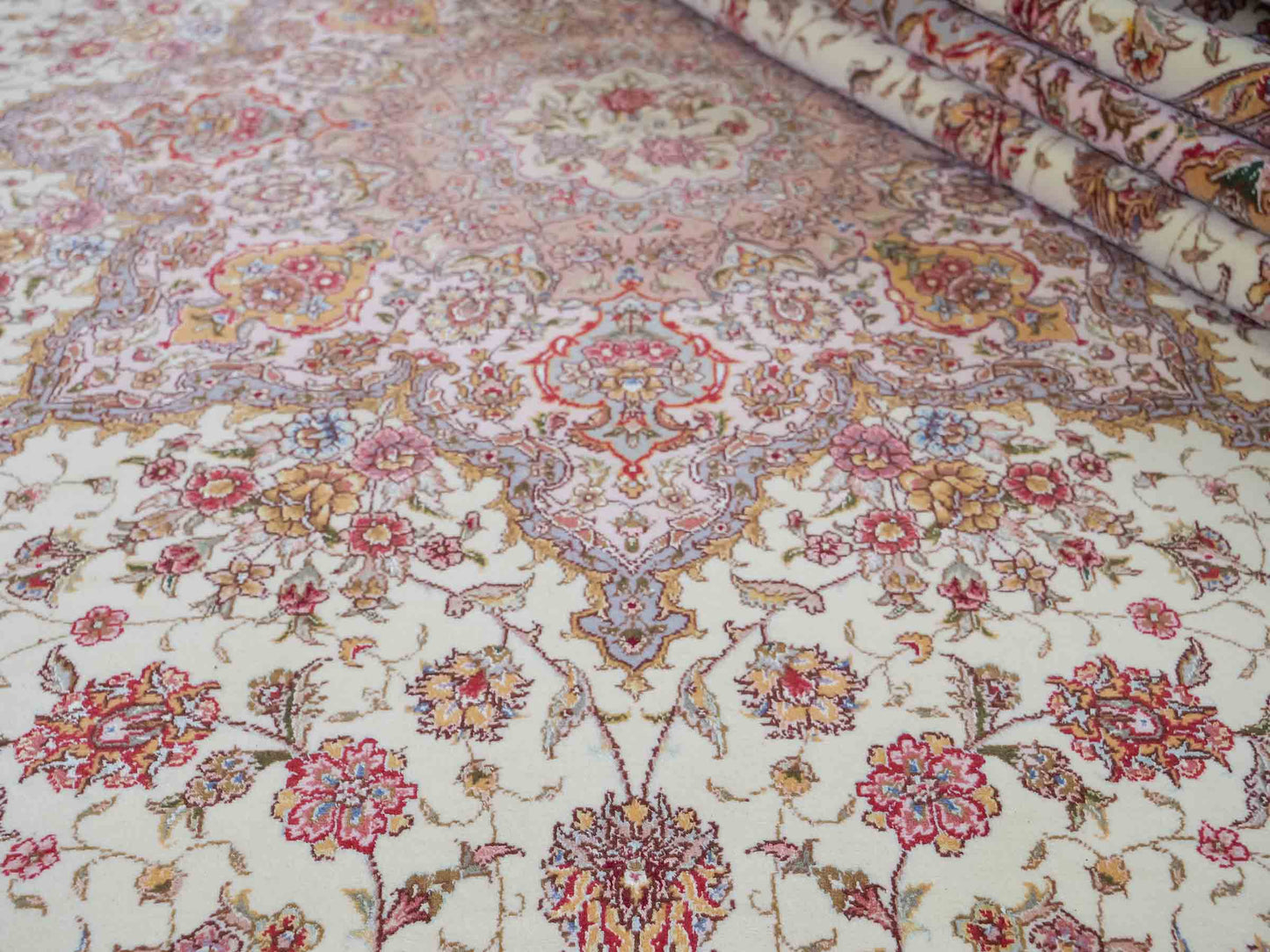 Sehr feiner, handgeknüpfter Khademi Orientteppich mit Täbriz Design bestehend aus Wolle und Seide, beige und creme. 374x258 cm. Vertrieb durch Jupiter Intl.