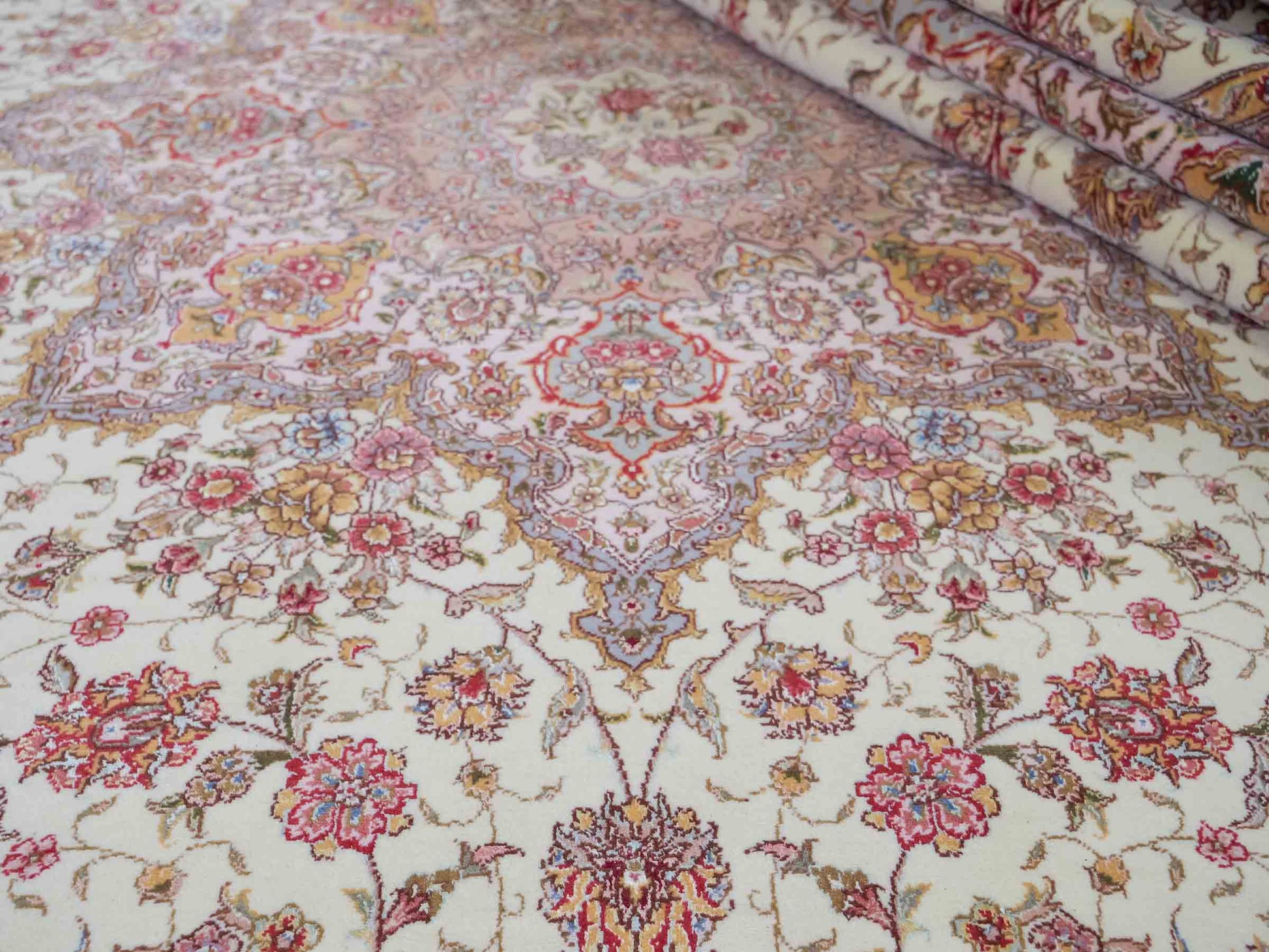 Sehr feiner, handgeknüpfter Khademi Orientteppich mit Täbriz Design bestehend aus Wolle und Seide, beige und creme. 374x258 cm. Vertrieb durch Jupiter Intl.