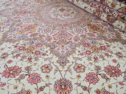 Sehr feiner, handgeknüpfter Khademi Orientteppich mit Täbriz Design bestehend aus Wolle und Seide, beige und creme. 374x258 cm. Vertrieb durch Jupiter Intl.