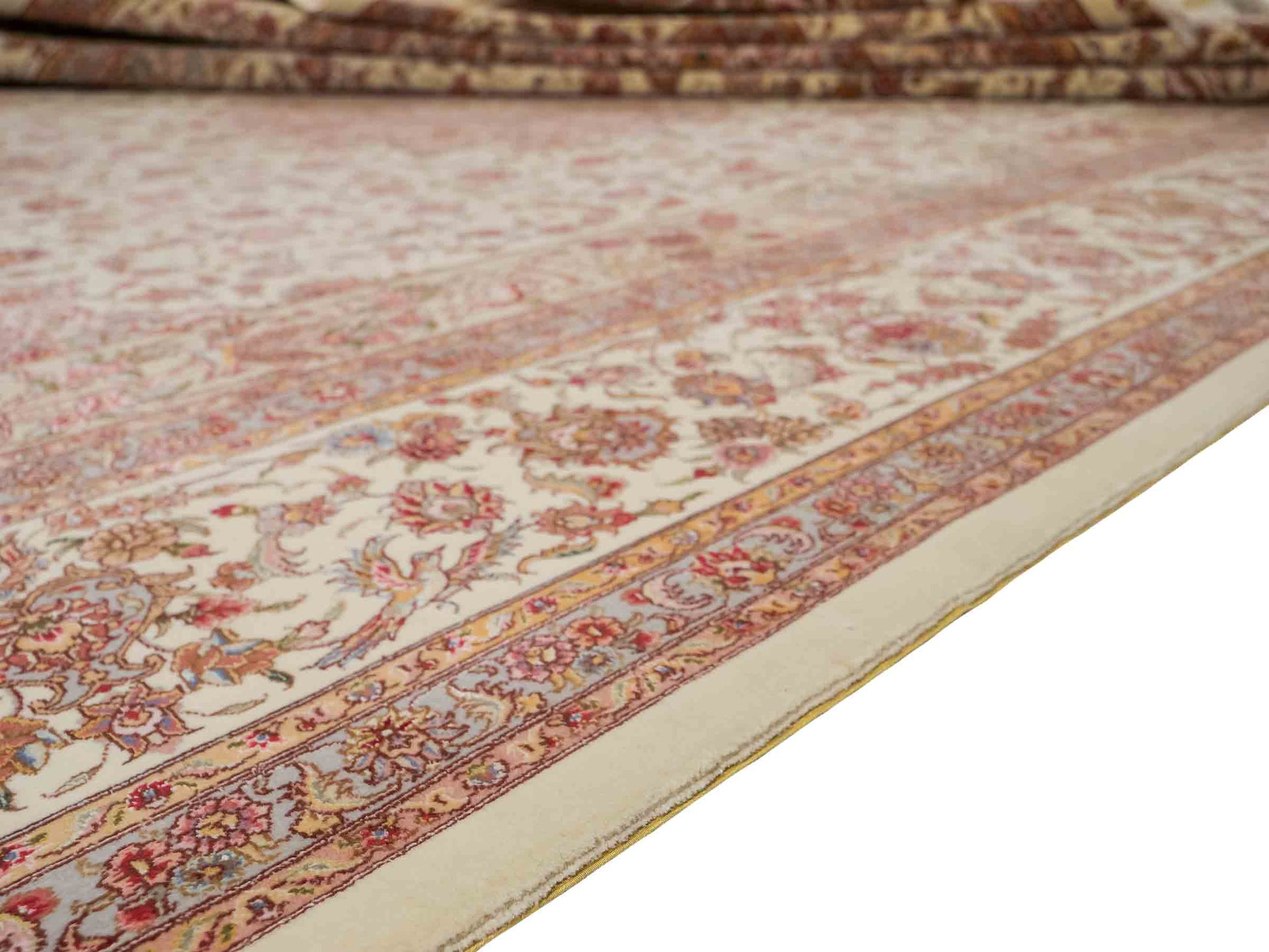 Sehr feiner, handgeknüpfter Khademi Orientteppich mit Täbriz Design bestehend aus Wolle und Seide, beige und creme. 374x258 cm. Vertrieb durch Jupiter Intl.