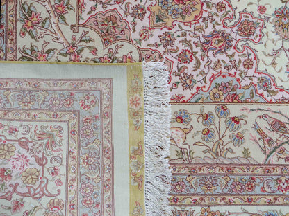 Sehr feiner, handgeknüpfter Khademi Orientteppich mit Täbriz Design bestehend aus Wolle und Seide, beige und creme. 374x258 cm. Vertrieb durch Jupiter Intl.