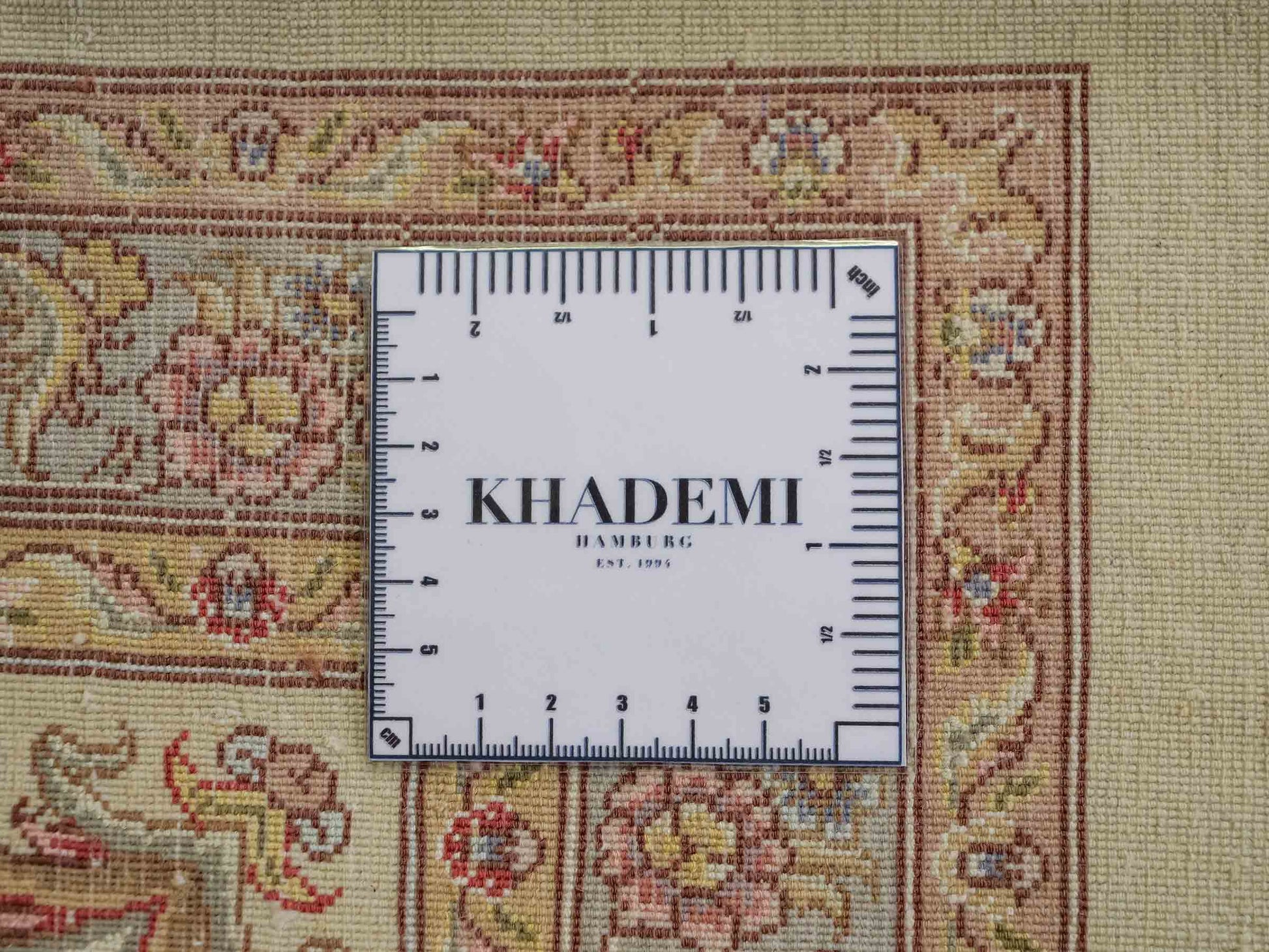 Sehr feiner, handgeknüpfter Khademi Orientteppich mit Täbriz Design bestehend aus Wolle und Seide, beige und creme. 374x258 cm. Vertrieb durch Jupiter Intl.