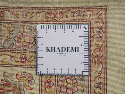 Sehr feiner, handgeknüpfter Khademi Orientteppich mit Täbriz Design bestehend aus Wolle und Seide, beige und creme. 374x258 cm. Vertrieb durch Jupiter Intl.