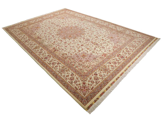 Sehr feiner, handgeknüpfter Khademi Orientteppich mit Täbriz Design bestehend aus Wolle und Seide, beige und creme. 374x258 cm. Vertrieb durch Jupiter Intl.