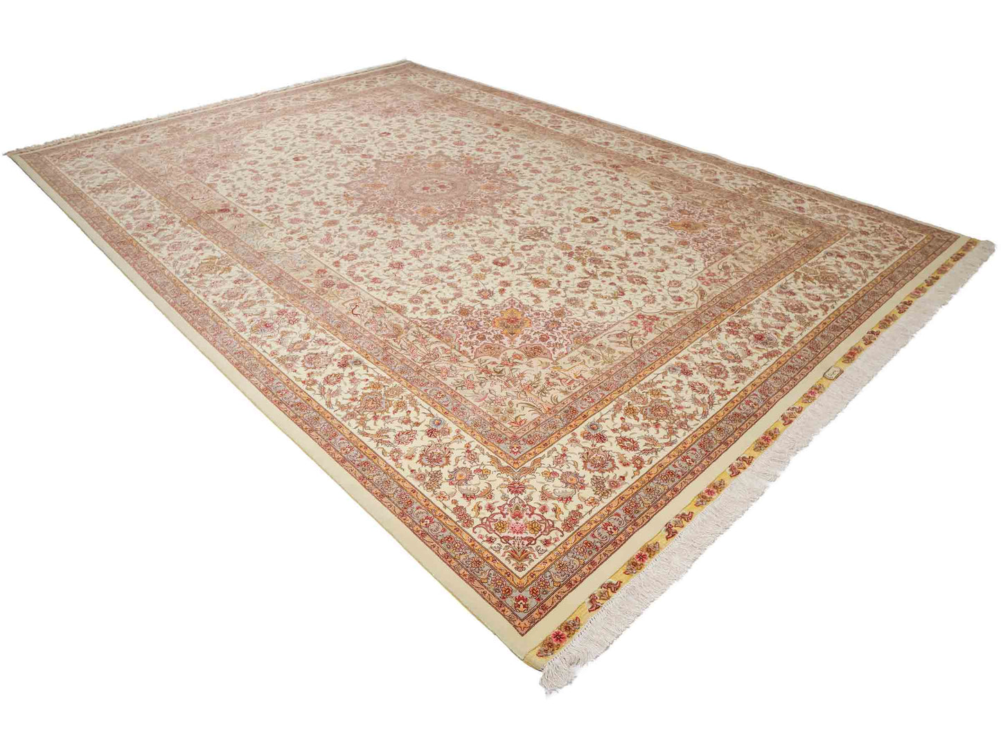 Sehr feiner, handgeknüpfter Khademi Orientteppich mit Täbriz Design bestehend aus Wolle und Seide, beige und creme. 374x258 cm. Vertrieb durch Jupiter Intl.