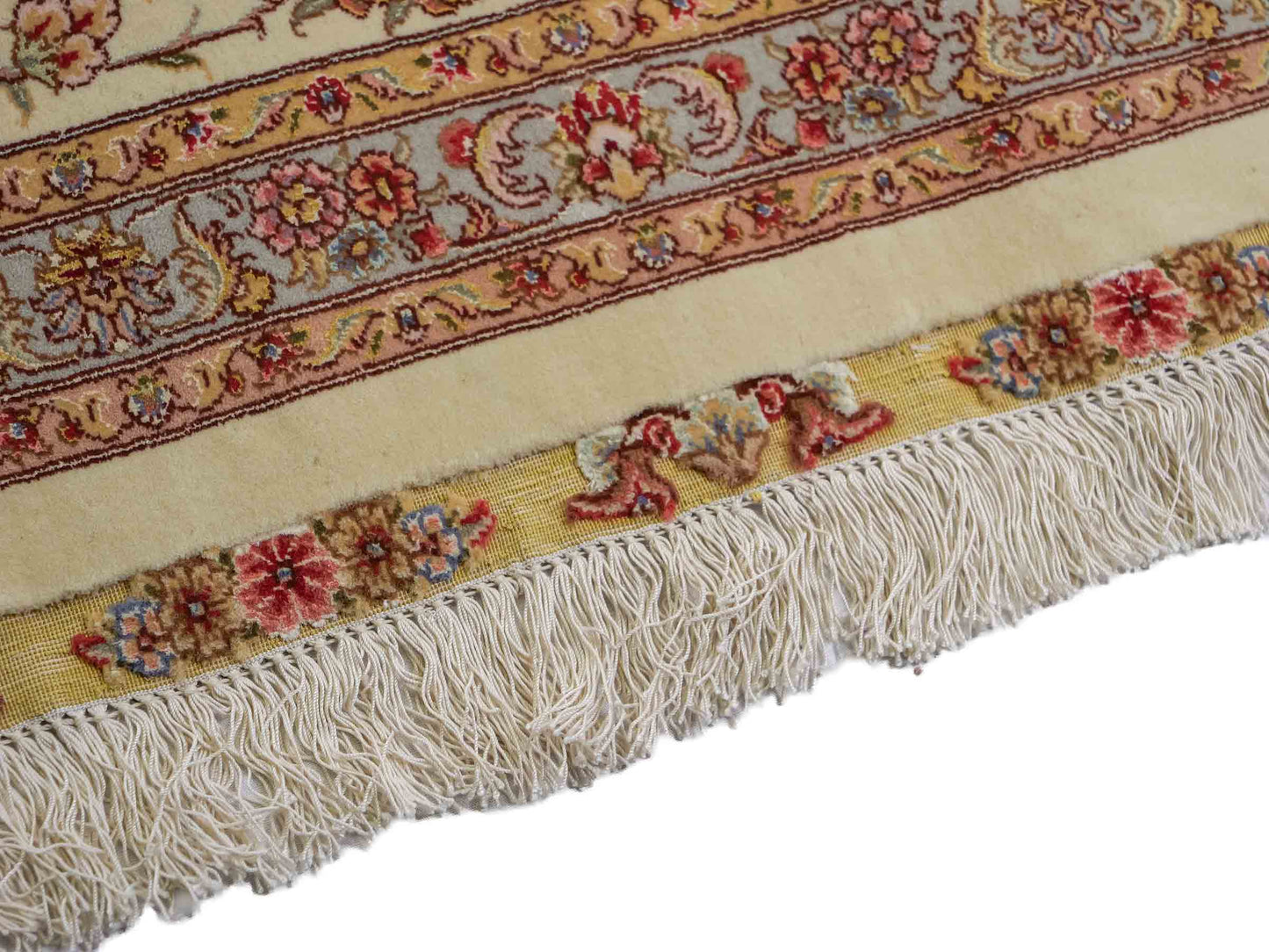 Sehr feiner, handgeknüpfter Khademi Orientteppich mit Täbriz Design bestehend aus Wolle und Seide, beige und creme. 374x258 cm. Vertrieb durch Jupiter Intl.