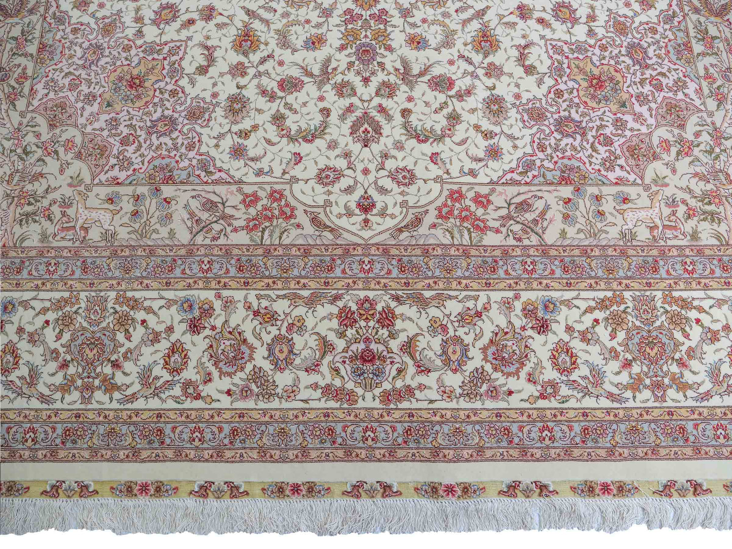 Sehr feiner, handgeknüpfter Khademi Orientteppich mit Täbriz Design bestehend aus Wolle und Seide, beige und creme. 374x258 cm. Vertrieb durch Jupiter Intl.