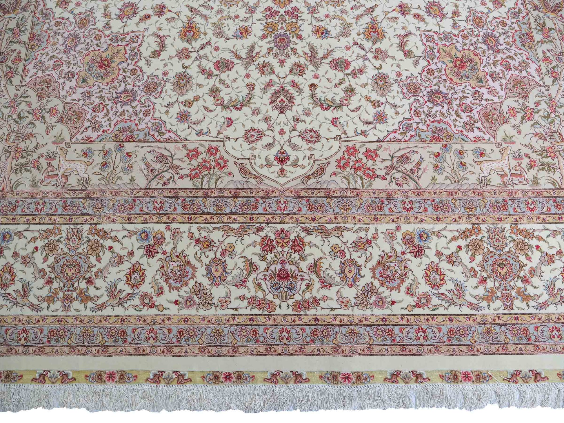 Sehr feiner, handgeknüpfter Khademi Orientteppich mit Täbriz Design bestehend aus Wolle und Seide, beige und creme. 374x258 cm. Vertrieb durch Jupiter Intl.
