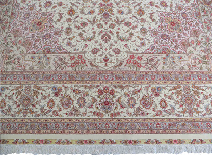 Sehr feiner, handgeknüpfter Khademi Orientteppich mit Täbriz Design bestehend aus Wolle und Seide, beige und creme. 374x258 cm. Vertrieb durch Jupiter Intl.