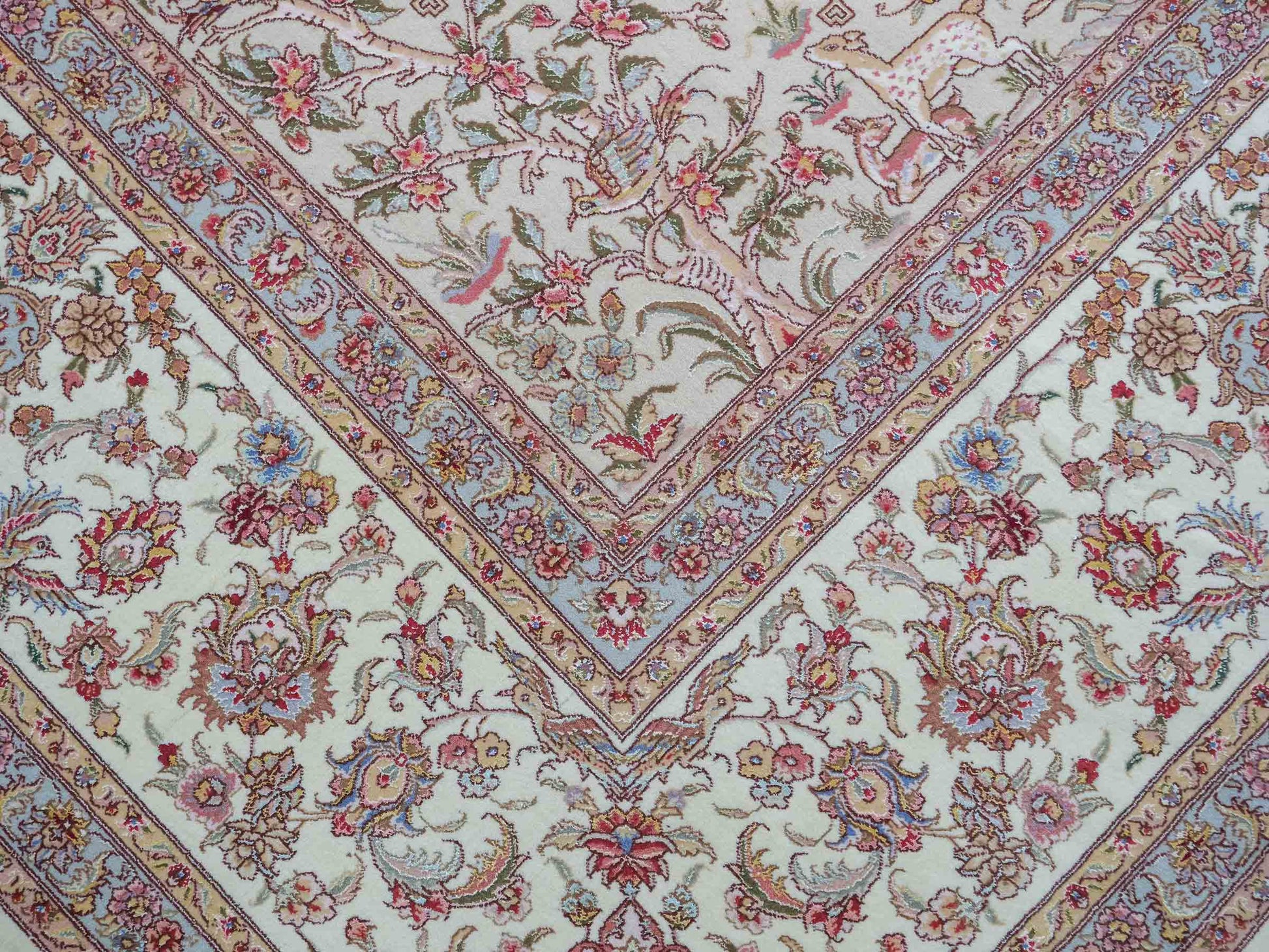 Sehr feiner, handgeknüpfter Khademi Orientteppich mit Täbriz Design bestehend aus Wolle und Seide, beige und creme. 374x258 cm. Vertrieb durch Jupiter Intl.