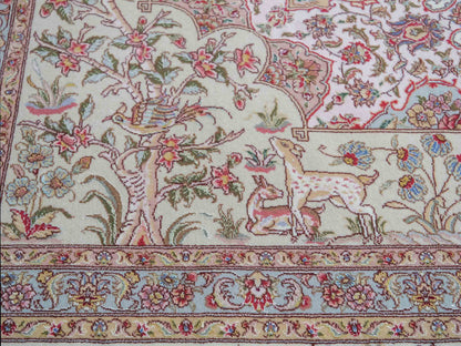 Sehr feiner, handgeknüpfter Khademi Orientteppich mit Täbriz Design bestehend aus Wolle und Seide, beige und creme. 374x258 cm. Vertrieb durch Jupiter Intl.