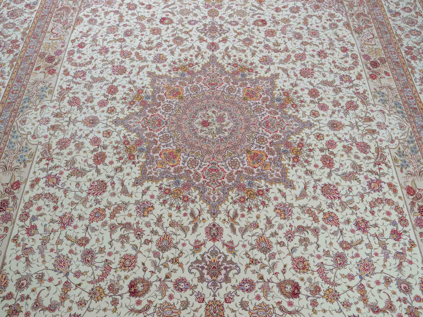 Sehr feiner, handgeknüpfter Khademi Orientteppich mit Täbriz Design bestehend aus Wolle und Seide, beige und creme. 374x258 cm. Vertrieb durch Jupiter Intl.