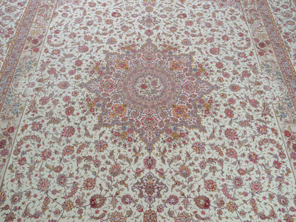 Sehr feiner, handgeknüpfter Khademi Orientteppich mit Täbriz Design bestehend aus Wolle und Seide, beige und creme. 374x258 cm. Vertrieb durch Jupiter Intl.