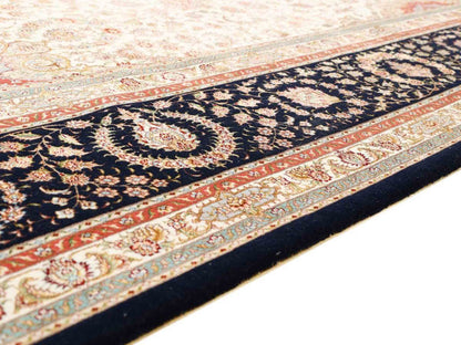 Sehr feiner, handgeknüpfter Khademi Orientteppich mit Täbriz Design aus Wolle mit Seide, creme, blau, orange. 426x305 cm. Vertrieb durch Jupiter Intl.
