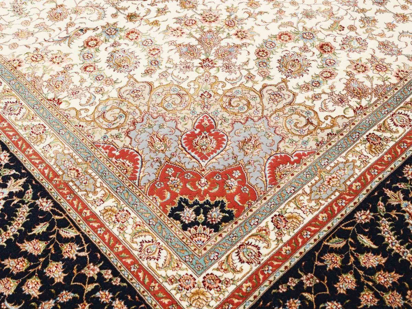Sehr feiner, handgeknüpfter Khademi Orientteppich mit Täbriz Design aus Wolle mit Seide, creme, blau, orange. 426x305 cm. Vertrieb durch Jupiter Intl.