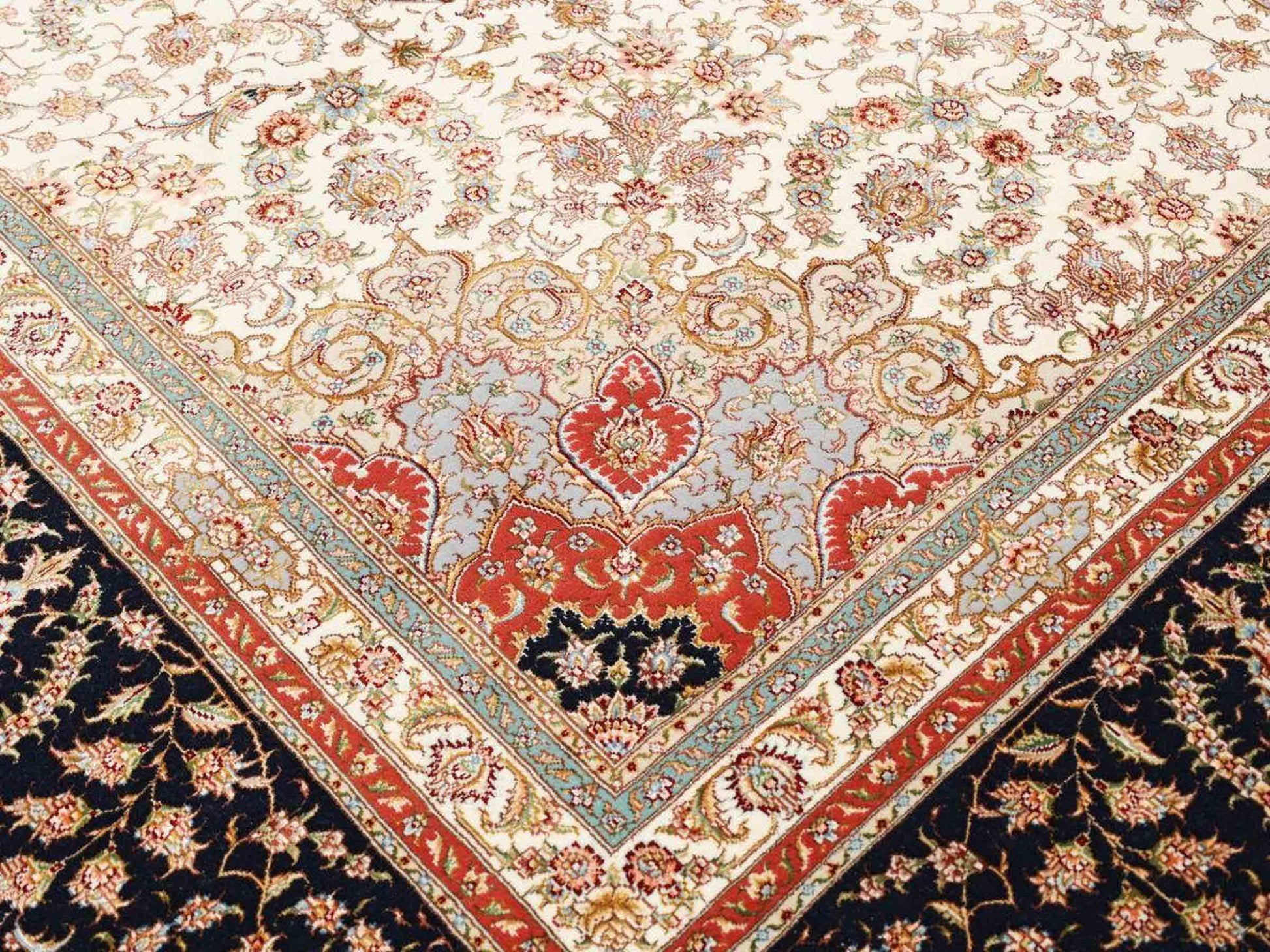 Sehr feiner, handgeknüpfter Khademi Orientteppich mit Täbriz Design aus Wolle mit Seide, creme, blau, orange. 426x305 cm. Vertrieb durch Jupiter Intl.