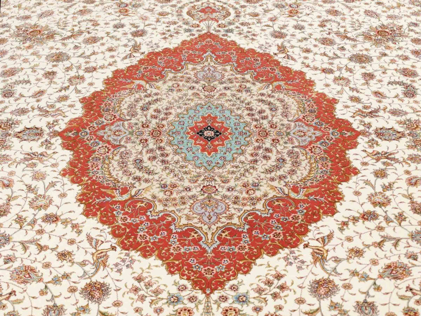 Sehr feiner, handgeknüpfter Khademi Orientteppich mit Täbriz Design aus Wolle mit Seide, creme, blau, orange. 426x305 cm. Vertrieb durch Jupiter Intl.