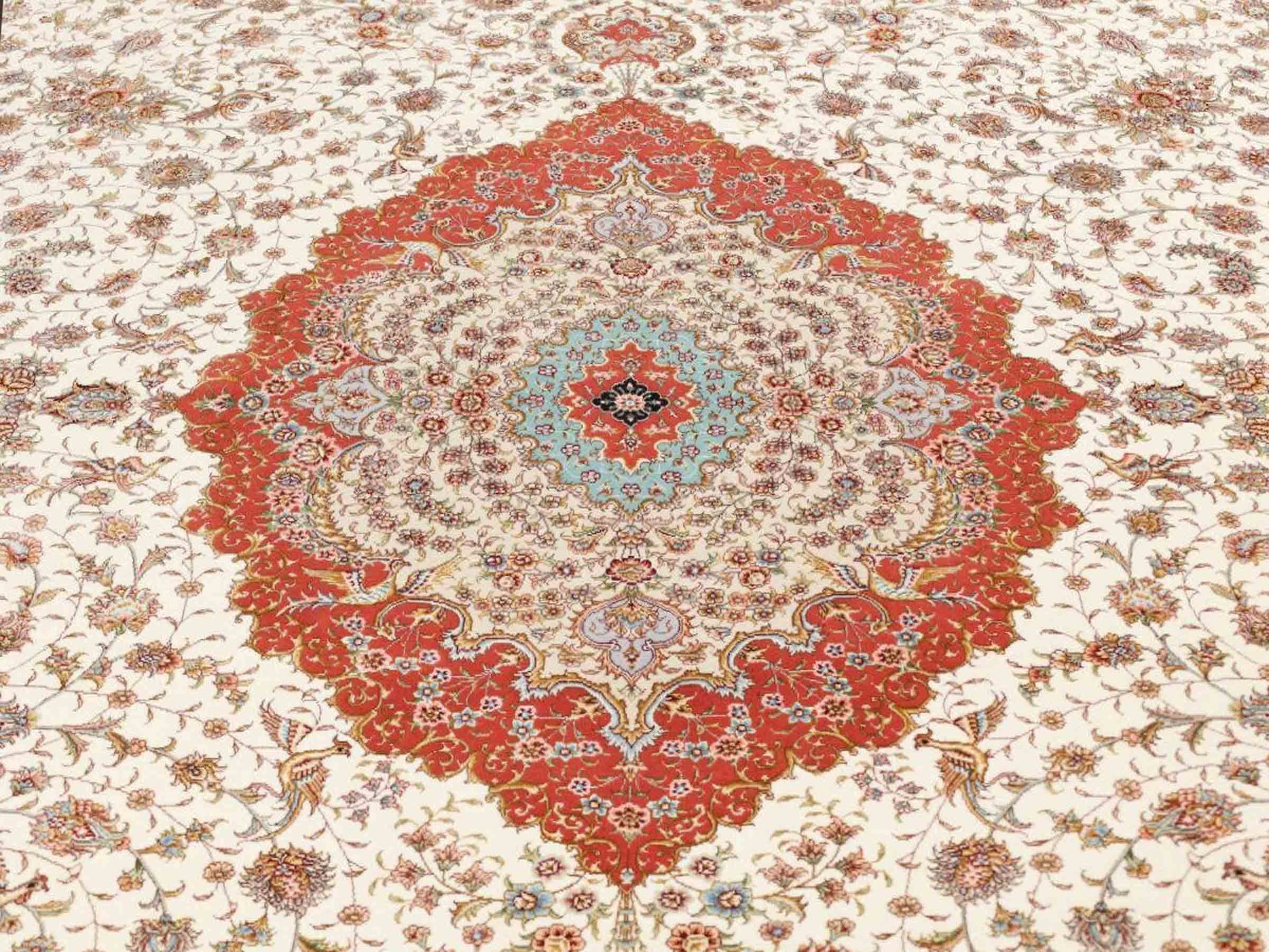 Sehr feiner, handgeknüpfter Khademi Orientteppich mit Täbriz Design aus Wolle mit Seide, creme, blau, orange. 426x305 cm. Vertrieb durch Jupiter Intl.
