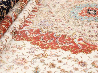Sehr feiner, handgeknüpfter Khademi Orientteppich mit Täbriz Design aus Wolle mit Seide, creme, blau, orange. 426x305 cm. Vertrieb durch Jupiter Intl.