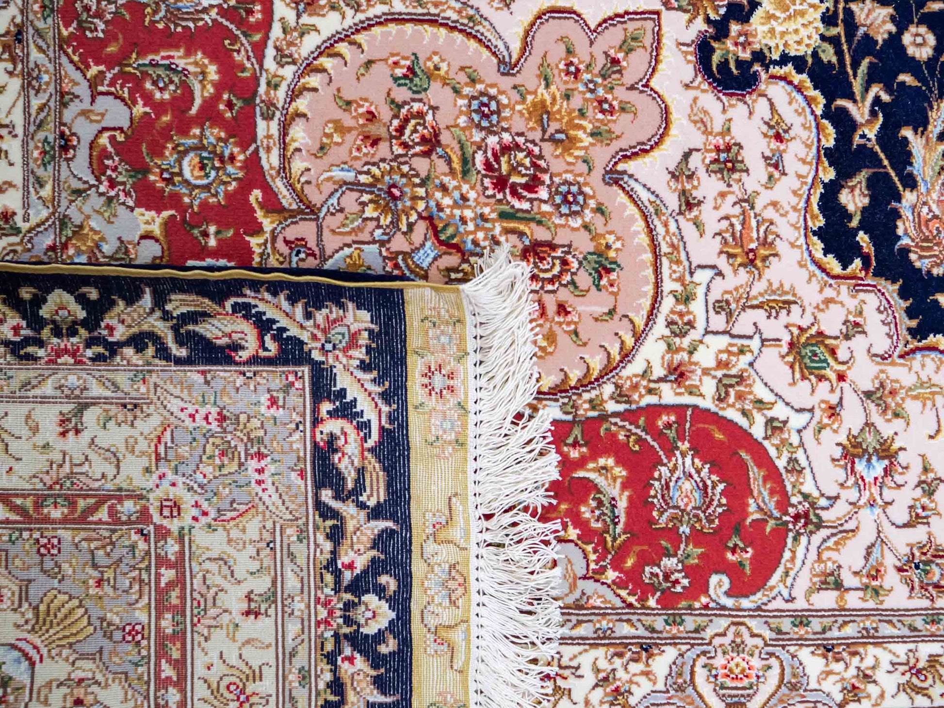 Sehr feiner, handgeknüpfter Khademi Orientteppich mit Täbriz Design aus Wolle mit Seide, blau, gelb. 361x275 cm. Vertrieb durch Jupiter Intl.