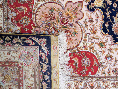 Sehr feiner, handgeknüpfter Khademi Orientteppich mit Täbriz Design aus Wolle mit Seide, blau, gelb. 361x275 cm. Vertrieb durch Jupiter Intl.