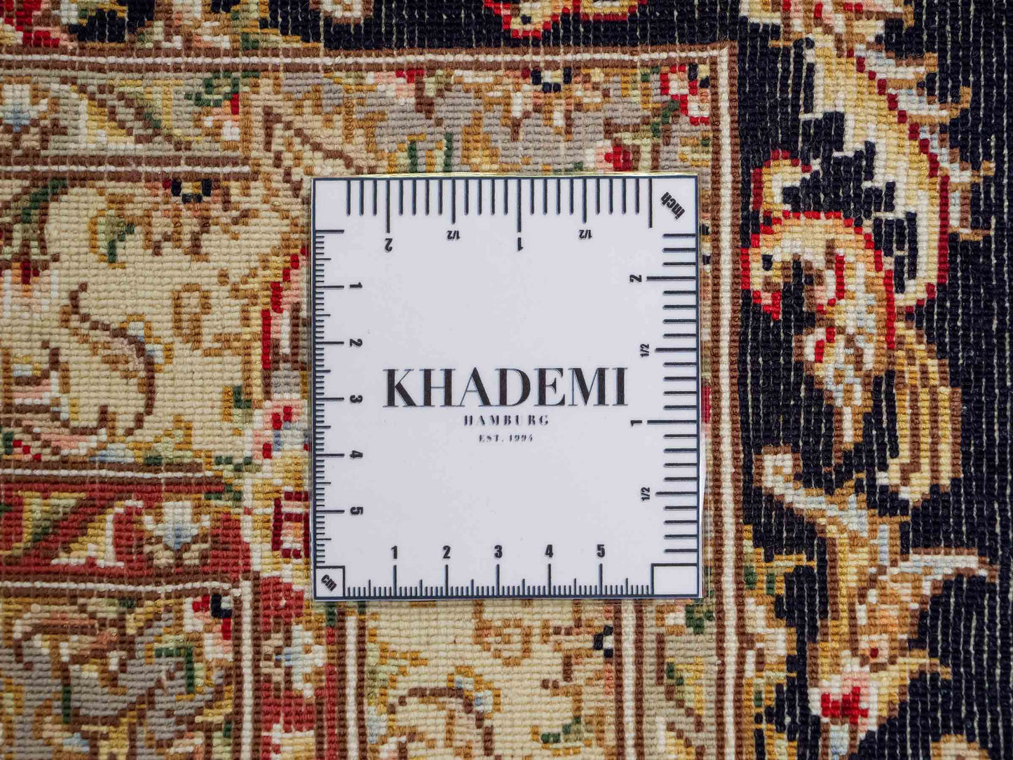 Sehr feiner, handgeknüpfter Khademi Orientteppich mit Täbriz Design aus Wolle mit Seide, blau, gelb. 361x275 cm. Vertrieb durch Jupiter Intl.