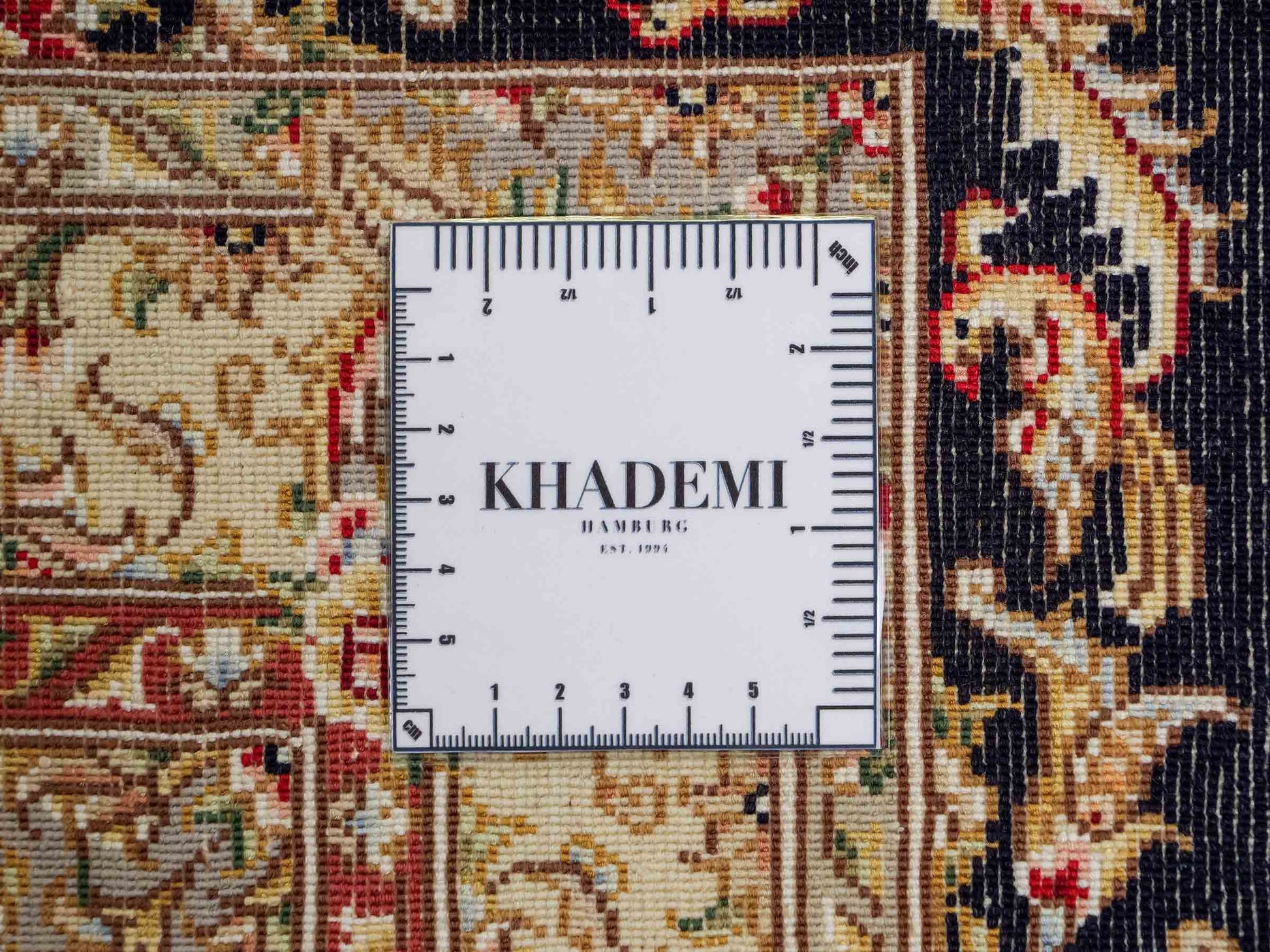Sehr feiner, handgeknüpfter Khademi Orientteppich mit Täbriz Design aus Wolle mit Seide, blau, gelb. 361x275 cm. Vertrieb durch Jupiter Intl.
