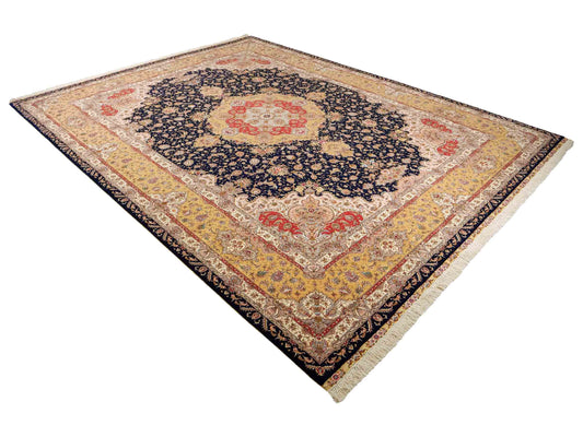 Sehr feiner, handgeknüpfter Khademi Orientteppich mit Täbriz Design aus Wolle mit Seide, blau, gelb. 361x275 cm. Vertrieb durch Jupiter Intl.