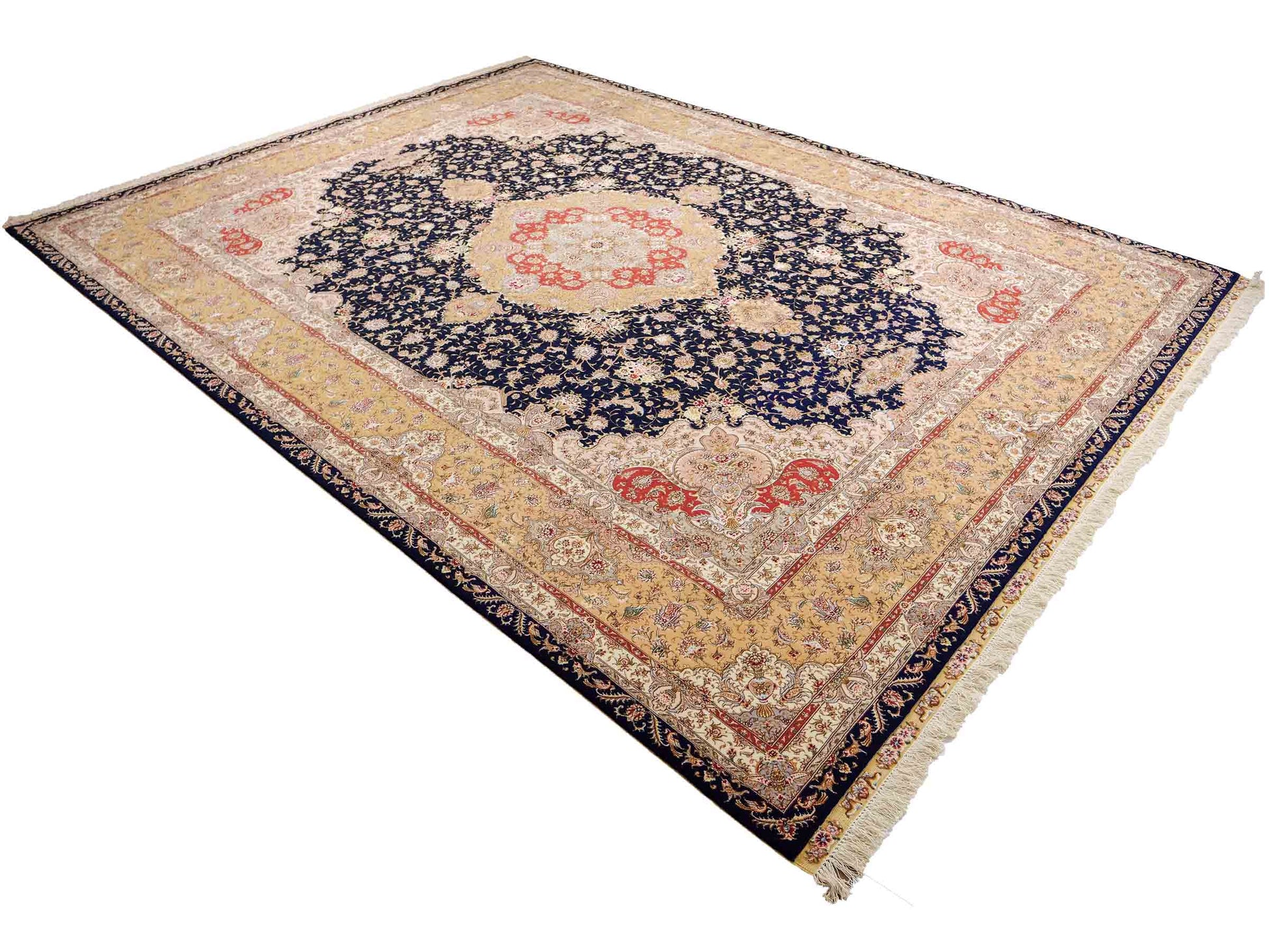 Sehr feiner, handgeknüpfter Khademi Orientteppich mit Täbriz Design aus Wolle mit Seide, blau, gelb. 361x275 cm. Vertrieb durch Jupiter Intl.
