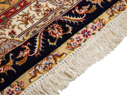 Sehr feiner, handgeknüpfter Khademi Orientteppich mit Täbriz Design aus Wolle mit Seide, blau, gelb. 361x275 cm. Vertrieb durch Jupiter Intl.